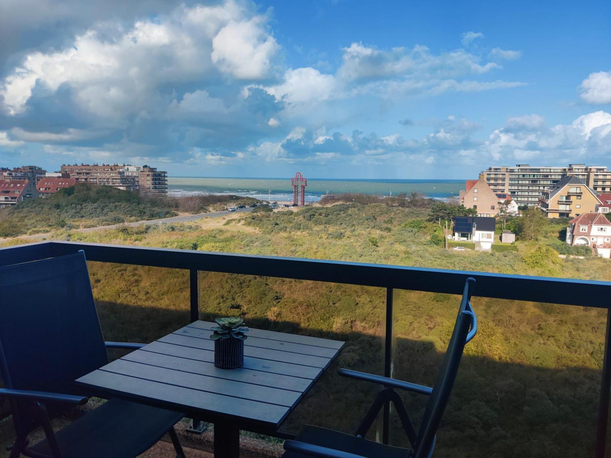 Recent Vernieuwd Appartement Met Zeezicht En Een Gratis Parkeerplaats Koksijde Luaran gambar