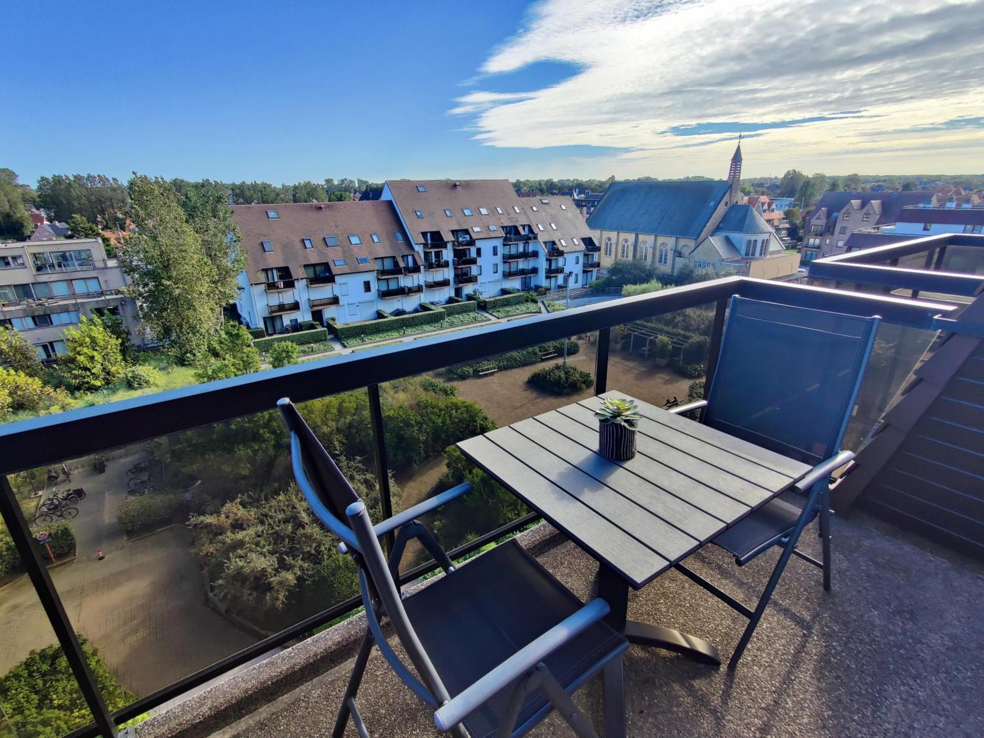 Recent Vernieuwd Appartement Met Zeezicht En Een Gratis Parkeerplaats Koksijde Luaran gambar