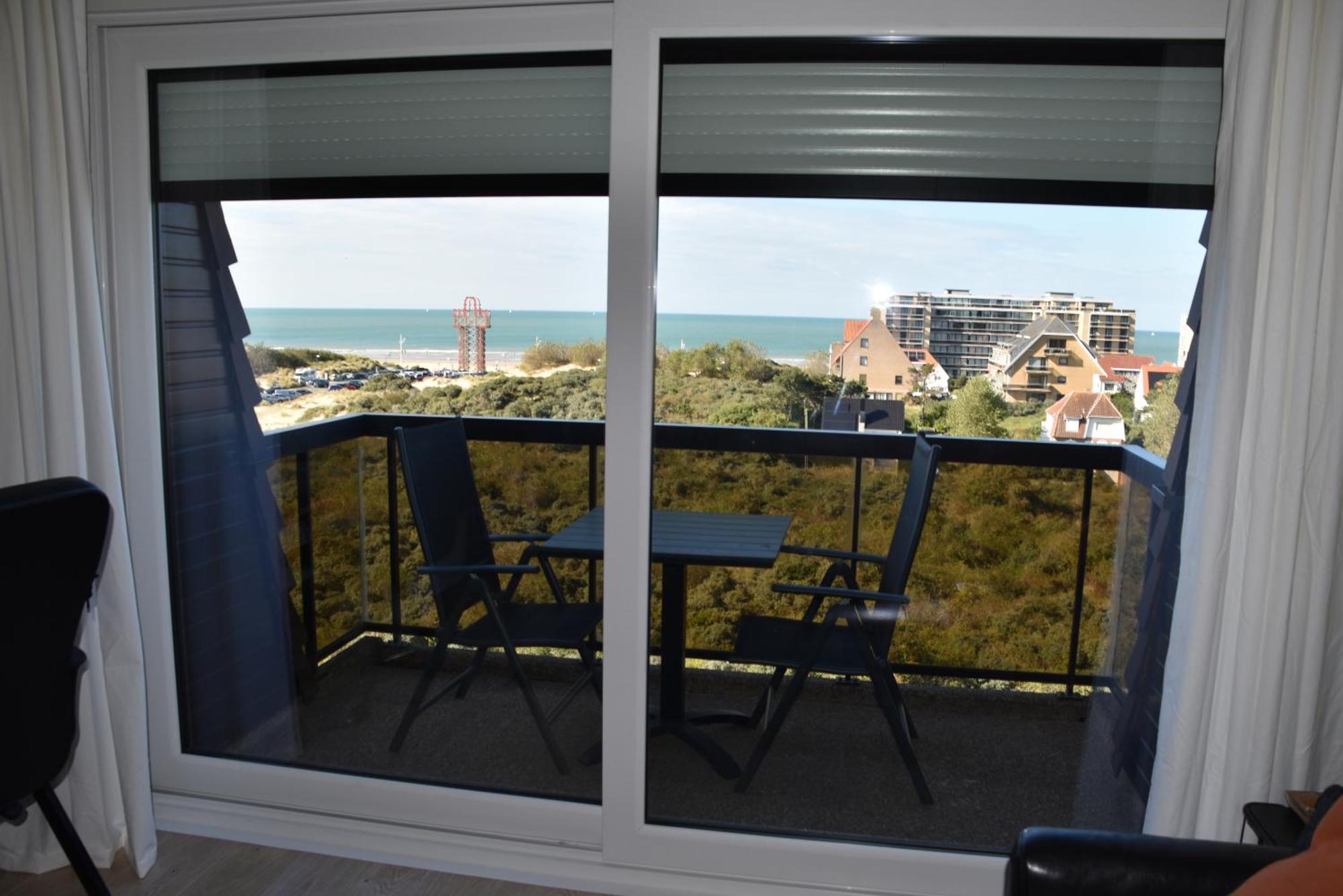 Recent Vernieuwd Appartement Met Zeezicht En Een Gratis Parkeerplaats Koksijde Luaran gambar