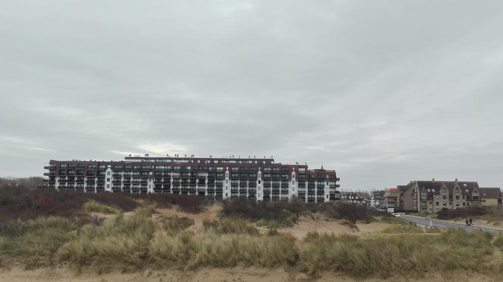 Recent Vernieuwd Appartement Met Zeezicht En Een Gratis Parkeerplaats Koksijde Luaran gambar