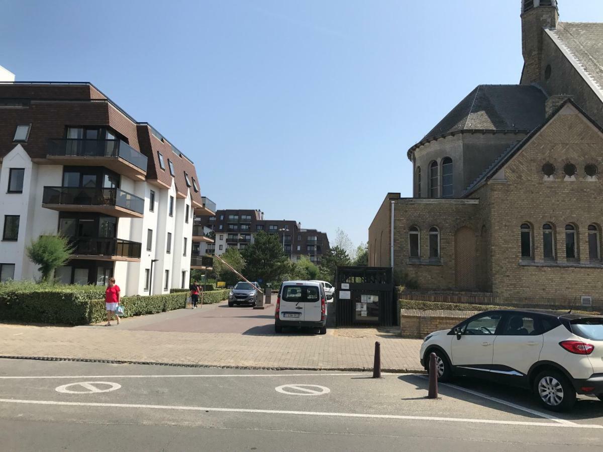 Recent Vernieuwd Appartement Met Zeezicht En Een Gratis Parkeerplaats Koksijde Luaran gambar